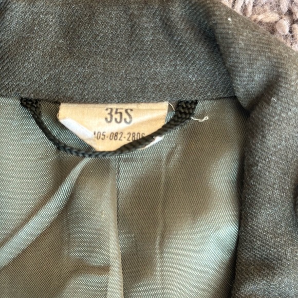 Olive green with red patches vintage military 
rifle marksman coat with belt. - Picture 5 of 7